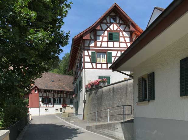 Dättlikon, Pfarrhaus auf Westseite des Kirchhügels und Bauernhaus im Unterdorf